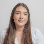 "Marianna Román, estudiante de Psicología" "Retrato ilustrado de Marianna Román.